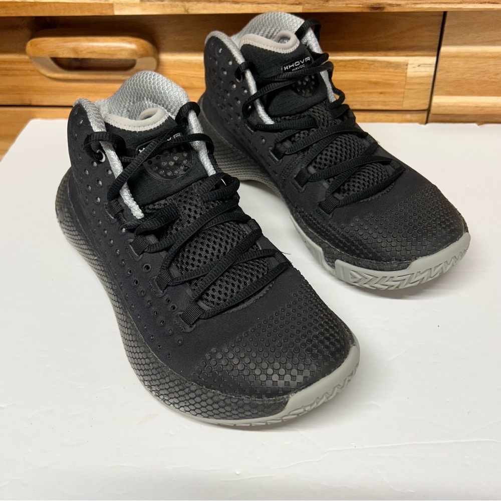Under Armour HOVR Havon 2 Black and Gray 5.5 Youth